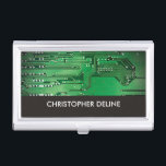 Elegantes Green Computer Circuit Board HighTech Visitenkarten Dose<br><div class="desc">Visitenkartenhalter mit einem beruflichen Studio-Foto eines Computerplatzes. Sie können es mit Visitenkarten abgleichen.</div>