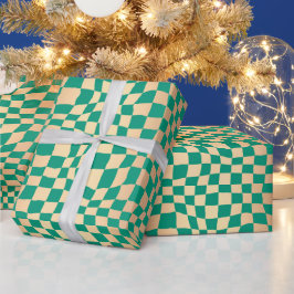 Elegantes Green und Gold Wavy Schachbrett Muster Geschenkpapier
