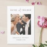 Elegantes grünes Foto Vielen Dank für Ihre Hochzei Dankeskarte<br><div class="desc">Dieses schlichte, individuelle Foto Hochzeitsgeschenk dank der Kartenvorlage verfügt über ein elegantes, minimalistisches, modernes Design. Die Standardform ist ein normaler, scharfer Winkel, aber auch abgerundete Ecken funktionieren wunderbar mit diesem Design. Versuchen Sie also, beide Aussehen zu haben und zu sehen, welche Ecke Sie ergreift! Die Vorderseite zeigt Ihr Lieblings-Foto, Vornamen...</div>