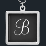 Elegantes hängendes Halsketten-Schwarzes des Versilberte Kette<br><div class="desc">Elegante Monogramm-Anhänger-Halsketten. Ausgewählt "fertigen Sie ihn" besonders an,  um den Buchstaben,  die Farbe,  die Hintergrundfarbe und den Schriftart zu ändern,  um Ihre hängende Halskette,  einschließlich das Addieren des zusätzlichen Textes zu personifizieren. Macht ein perfektes Geschenk.</div>