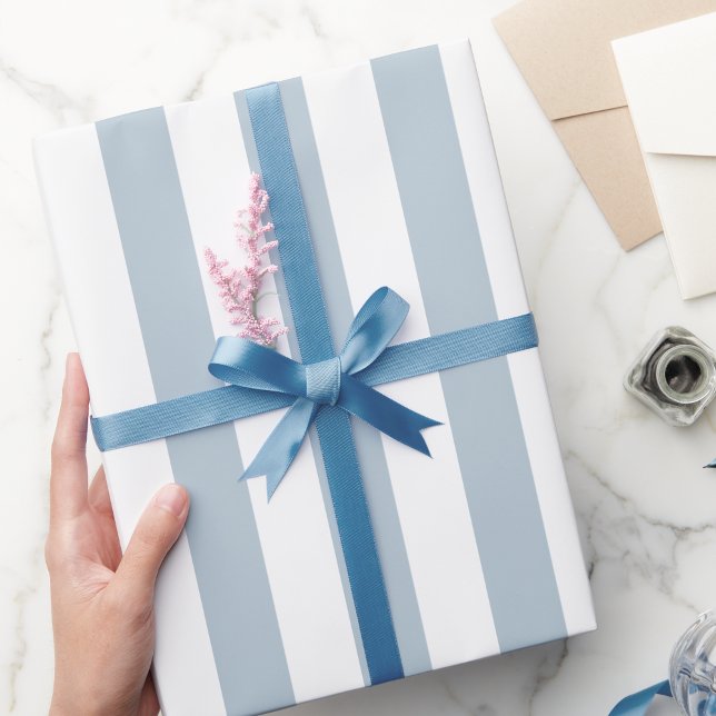 Elegantes, hellblau-weiß gestreiftes Muster Geschenkpapier (Von Creator hochgeladen)