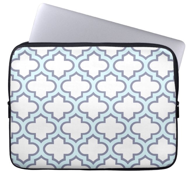 Elegantes hellblaues Marokkaner Quatrefoil Muster Laptopschutzhülle (Vorderseite)