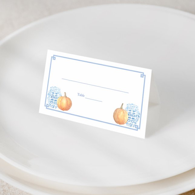 Elegantes Herbstpumpen Blau und Weiß Hochzeitsesse Platzkarte (Ginger jar place card with watercolor orange pumpkins and blue and white greek key print)