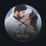 Elegantes Hochzeitsfest Foto Chic NewlyWed Runde Wanduhr<br><div class="desc">Diese elegante Skript-Foto-Uhr wird ein schöner Sake für Ihre Hochzeit! Die einzigartige Kalligrafie lautet neben Ihrem eigenen Familiennamen und Datum "Mr. und Mrs.". Fügen Sie Ihre Hochzeit Foto und machen Sie daraus ein perfektes Geschenk für die Braut,  ein Jubiläum oder Geliebte Verlängerung!</div>