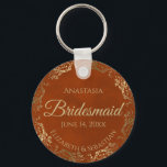 Elegantes Hochzeitsgeschenk von Rust Orange & Gold Schlüsselanhänger<br><div class="desc">Diese Schlüsselanhänger sind so konzipiert, dass sie den Hochzeitsjungfrauen bei ihrer Hochzeitsfeier einen Vorzug geben. Sie zeichnen sich durch ein schlichtes und dennoch elegantes Design aus: rostorangefarbener oder gebrannter Hintergrund, goldene Schriftzeichen und eine lackierte, goldene Imitat-Folie mit Blumenrahmen. Der Text sagt "Bridesmaid" mit Platz für ihren Namen, die Namen des...</div>