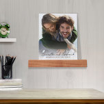 Elegantes Hochzeitsstichtum Foto Keepake Bilderleiste<br><div class="desc">Zeigen Sie Ihre Liebe mit unserem eleganten Block Display für Hochzeitsfeiern, dem perfekten Sake für Neuvermählte. Dieses Display mit moderner, einfacher Typografie und minimalistischem klassischem Design verbindet stilvolle Kalligraphie-Schrift mit einer sauberen, zeitgenössischen Ästhetik. Personalisiert mit den Namen der Braut und des Bräutigams, zusammen mit dem Hochzeitstag und der Lage, fängt...</div>