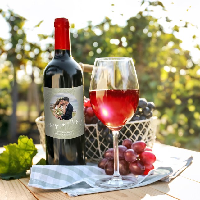 Elegantes Hochzeitsstil Einfaches Foto Tropical Pa Weinetikett (Elegant botanical green tropical palm leaves wedding wine label.)