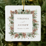 Elegantes Hochzeitsstil-Foto Keramikornament<br><div class="desc">Elegantes Hochzeitsstil-Foto Keramik Ornament. Feiern Sie Ihren besonderen Tag mit unserem Hochzeitsgeschmack, das Teil der Hochzeitssuite "Eleganter Winter Pinecone Greenery Wedding Suite" ist. Dieser Sake besticht durch eine wunderschön gestaltete Front mit handgemalten Aquarellen und Pinecones, die die ruhige Schönheit der Saison erfassen. Der Rücken des Ornaments kann mit Ihrem Hochzeitsfest-Foto...</div>