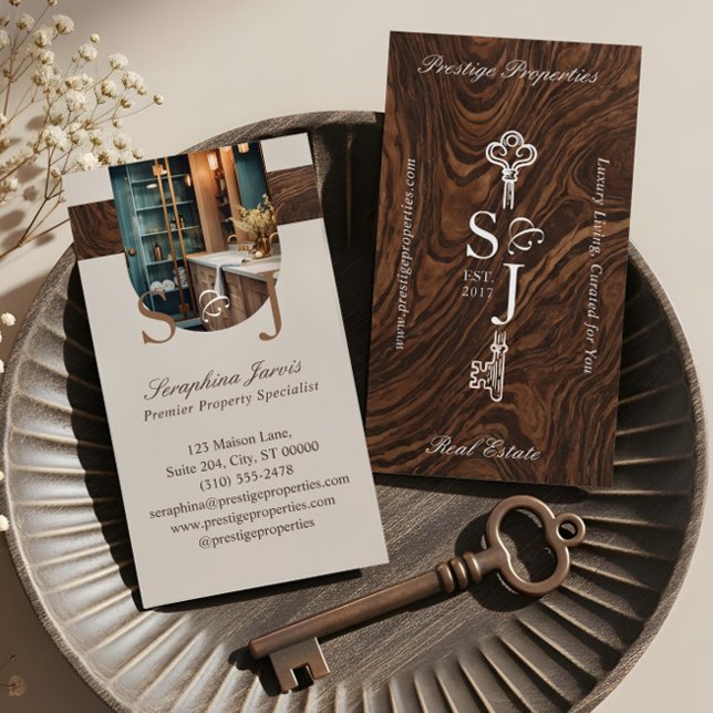 Elegantes Holzohrmuster Schlüsselmonogramm Stylisc Visitenkarte (Elegant Woodgrain Key Monogram Stylish Arch Photo Business Card)