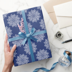 Elegantes hübsches Mädchen in Marineblau mit Manda Geschenkpapier