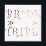 Elegantes Imitat Rose Gold Braut Stammesdesign Magnet<br><div class="desc">Das trendige und stilvolle Design,  das Imitate Rose Gold "Brautstamm" Text und einen Pfeil darstellt. Sie können das Produkt anpassen,  indem Sie die Hintergrundfarbe auswählen.</div>