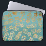 elegantes Imitatgoldtropisches Ananasmuster Laptopschutzhülle<br><div class="desc">Trendy und stilvolles Imitatgoldananasmuster. Sie können die Hintergrundfarbe besonders anfertigen.</div>