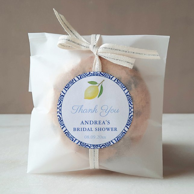 Elegantes italienisches ästhetisches Blue Brautpar Runder Aufkleber (Chic Lemon Blue And White Mediterranean Tiles Bridal Shower Thank You Favor Sticker)