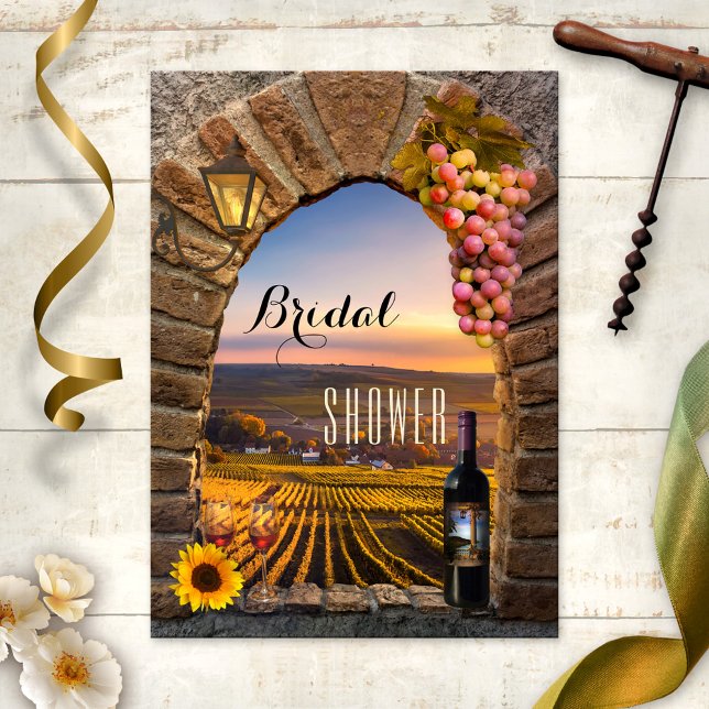 Elegantes italienisches Weinkeller Brautparty Einladung (Classic Italian wine lover bridal shower invitation featuring a painting of a sunset on a vineyard)