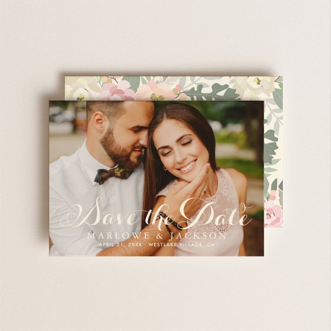 Elegantes Ivory Floral Script Wedding Foto Save The Date (Von Creator hochgeladen)