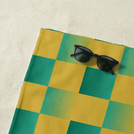 Elegantes kariertes Muster in Grün und Gold Strandtuch