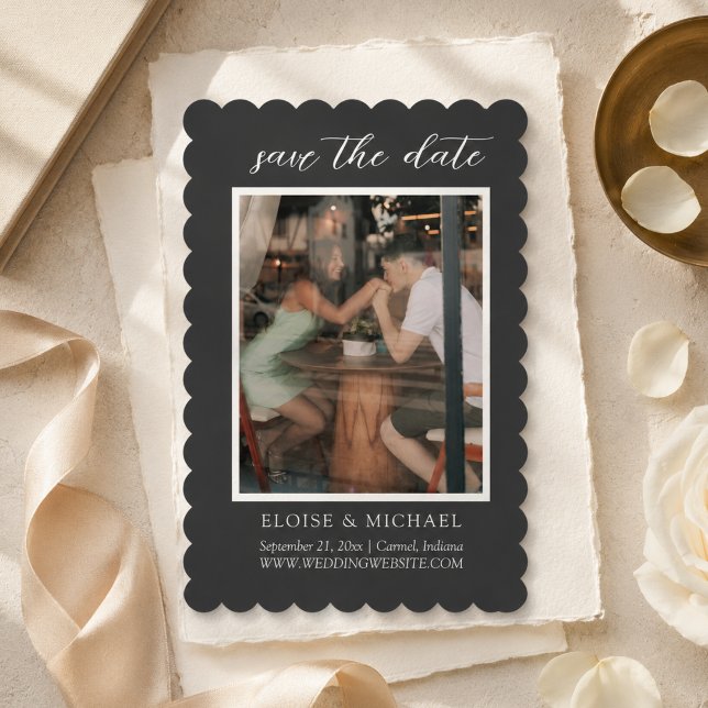Elegantes Kohle geriffeltes Foto Save The Date (Elegant Charcoal Scalloped Photo Save The Date)