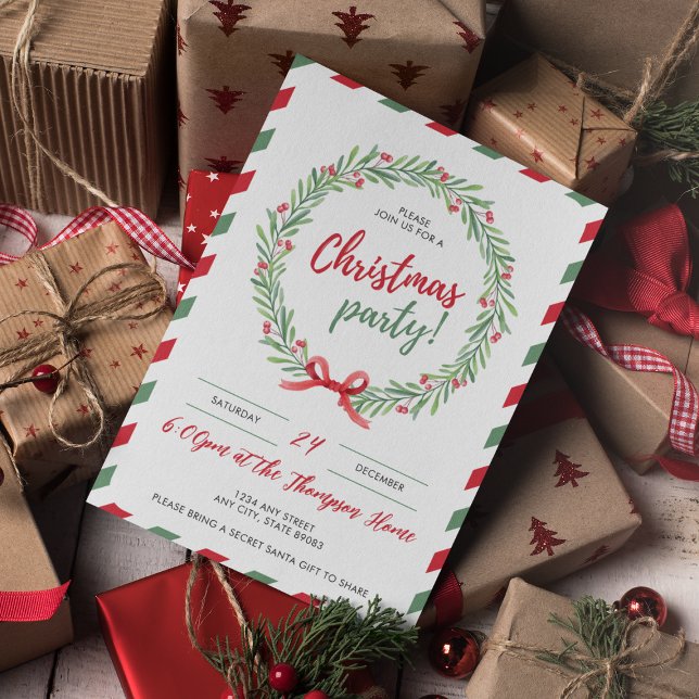 Elegantes Kraut und festliches Grenz-Weihnachtsfes Einladung (A festive Christmas party invitation featuring a holiday wreath with red berries, a decorative bow, )