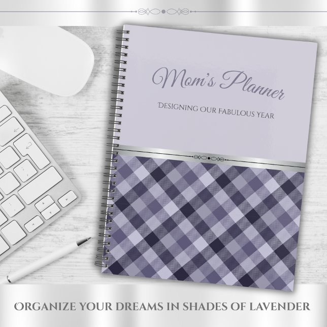 Elegantes Lavendel-Karorock-Boutique-Designer-Mode Planer (Elegant lavender plaid planner with a refined silver metallic accent and script text)