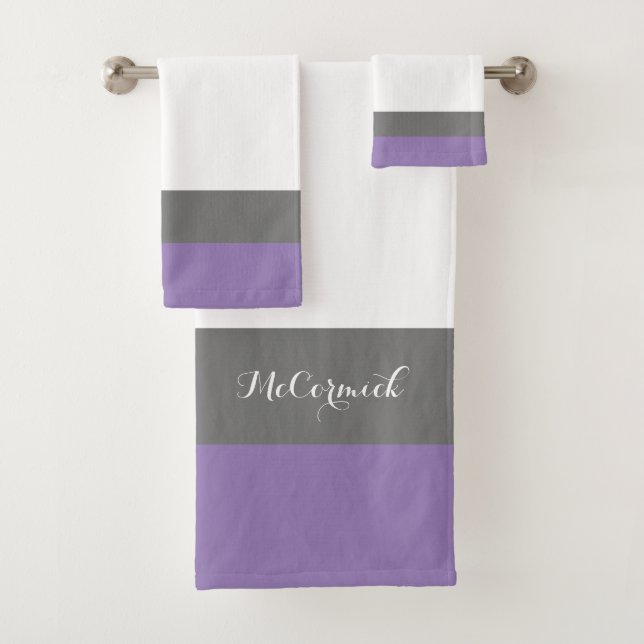 Elegantes Lavender Lila Stripes Script Monogram Badhandtuch Set (Insitu)