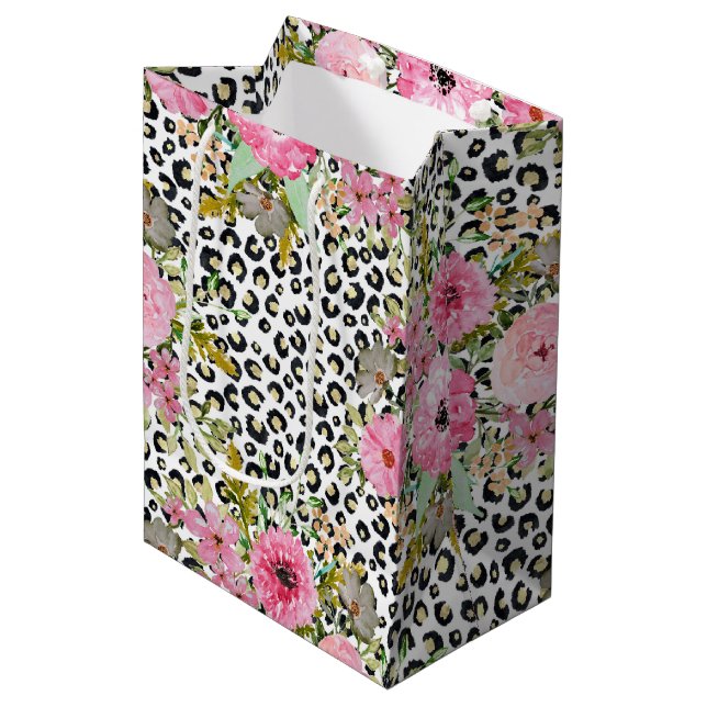 Elegantes Leopard Print und Blumendesign Mittlere Geschenktüte (Vorderseite Schrägansicht)
