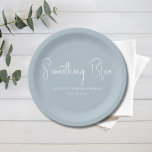 Elegantes Light Blue Brautparty Pappteller<br><div class="desc">Einfache hellblaue Platte mit "Something Blue" auf ihr mit dem Namen der Braut und dem Veranstaltungsdatum. "Etwas Altes,  etwas Neues,  etwas geliehen,  etwas Blau."</div>