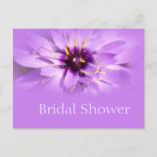 Elegantes lila Brautparty mit daisy Blume Einladungspostkarte
