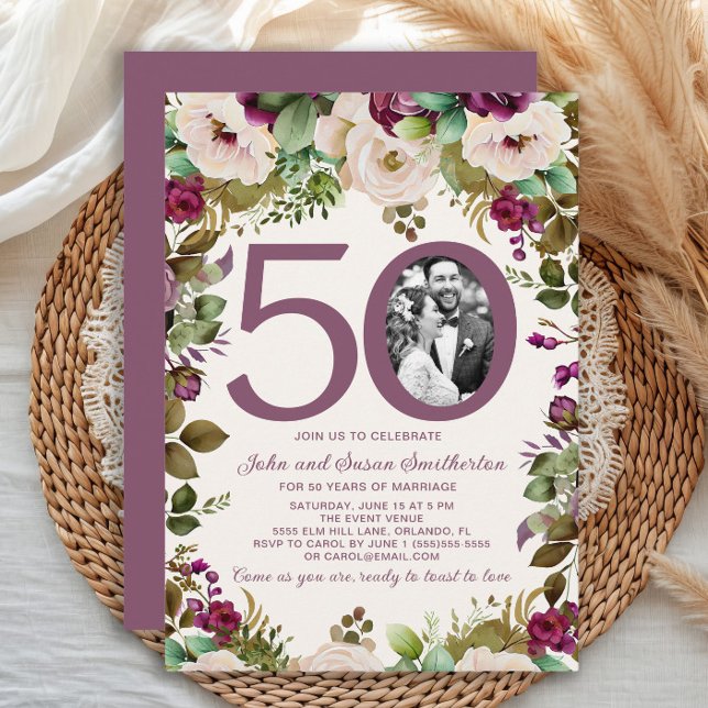 Elegantes Lila Cream Floral Foto 50 Jahre alt Einladung (Elegant purple and cream-colored watercolor floral 50th wedding anniversary photo invitation)