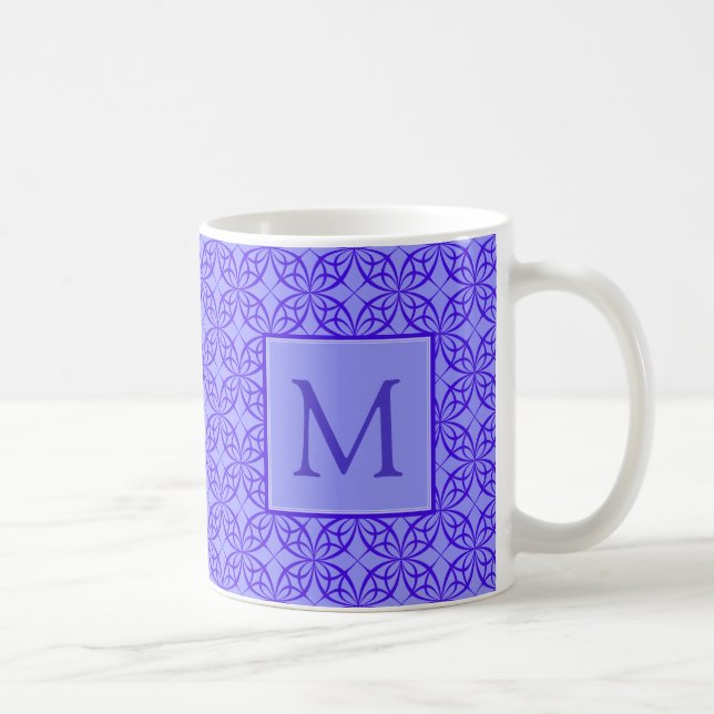 Elegantes Lila Filigree Muster Monogramm Kaffeetasse (Rechts)