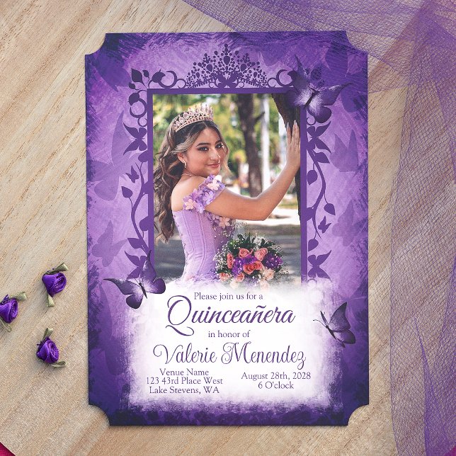 Elegantes Lila Quinceanera Extravagantes Weinkelle Einladung (Elegant Purple Quinceanera Invitation with Butterflies and Decorative Photo Frame)