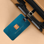 Elegantes Luxus-Leder-Look Gold mit Monogramm Gepäckanhänger<br><div class="desc">Luxuriöse mit Monogramm Gepäckmarke mit marineblau-blauem Lederhintergrund und einem vergoldeten,  metallisch gebürsteten Quadrat aus Kupfer mit elegantem Schriftzeichen-Namen und Monogramm-Initialen.                Einfach personalisieren Sie Ihr eigenes Logo mit Ihren geschäftlichen oder persönlichen Initialen und Namen.               könnte ein elegantes,  personalisiertes Reisezubehör für Geschäftsreisende sein.</div>
