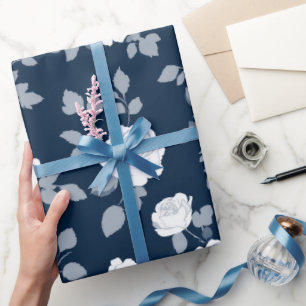 Elegantes marineblau-weißes Blumenmuster Geschenkpapier