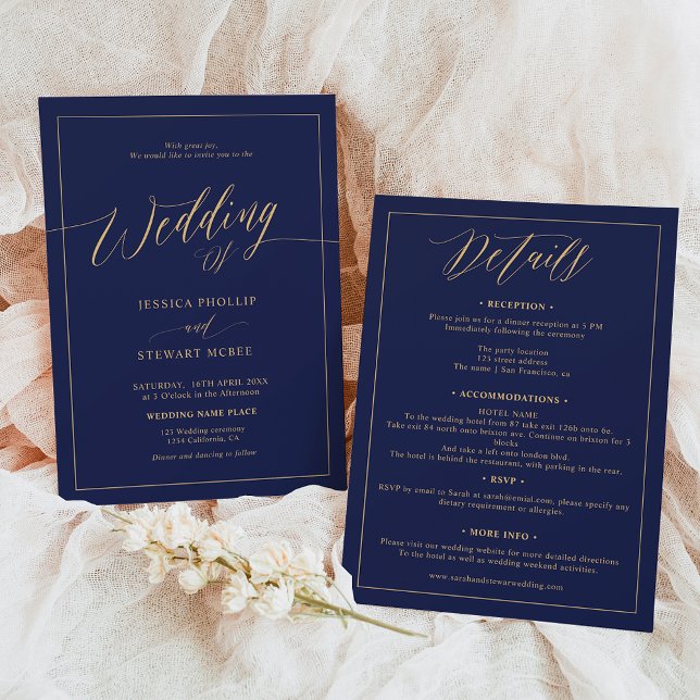 Elegantes marineblaues Gold in einer Skripthochzei Einladung (Elegant navy blue gold all in one script wedding invitation)