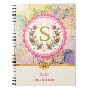 Elegantes Marmor-Rosé-Blumen- und Gold-Initial-Mon Notizblock