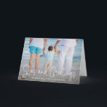 Elegantes Meer und Greetings Beach Foto Weihnachte Feiertagskarte<br><div class="desc">Mit dieser gefalteten Weihnachtskarte mit dem Thema "Seas and Greetings", die in einem eleganten, dünnen, weißen Schriftzeichen mit dem Motto "Seas and Greetings" präsentiert wird, und mit Ihrer Botschaft über Ihr beliebtes horizontales Foto für Strandurlaub, lassen Sie Ihren Feiertagssjubiläum ausklingen. Fügen Sie Ihre persönliche Nachricht hinzu oder löschen Sie den...</div>