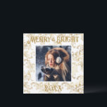 Elegantes Merry & Bright Foto Gold Vintag Feiertagskarte<br><div class="desc">Elegantes Vintages Muster Merry & Bright Typografie. Ein wunderschönes Brocade gestresstes Design mit Ihrem Lieblings-Foto in der Mitte. Personalisieren Sie Ihre Nachricht und Ihren Namen auf der Rückseite. Die perfekte Urlaubskarte.</div>