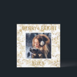 Elegantes Merry & Bright Foto Gold Vintag Feiertagskarte<br><div class="desc">Elegantes Vintages Muster Merry & Bright Typografie. Ein wunderschönes Brocade gestresstes Design mit Ihrem Lieblings-Foto in der Mitte. Personalisieren Sie Ihre Nachricht und Ihren Namen auf der Rückseite. Die perfekte Urlaubskarte.</div>