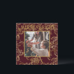 Elegantes Merry & Bright Foto Red Gold Vintag Feiertagskarte<br><div class="desc">Elegantes Vintages Rot mit goldbraunen Mustern Merry & Bright Typografie. Ein wunderschönes Brocade gestresstes Design mit Ihrem Lieblings-Foto in der Mitte. Personalisieren Sie Ihre Nachricht und Ihren Namen auf der Rückseite. Die perfekte Urlaubskarte.</div>