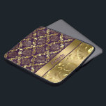 Elegantes Metallgold und Lila Damasken und Spitzen Laptopschutzhülle<br><div class="desc">Elegante verzierte,  gürtelVintage Blumengestauke und Spitze in Metallic Gold und lila Tönen. Benutzerdefiniertes Monogramm. Fordern Sie eine beliebige Farbe an,  indem Sie mir eine E-Mail schicken.</div>