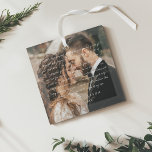 Elegantes Minimal Wedding Vow Skript Couple Foto Ornament Aus Glas<br><div class="desc">Liebe ist in der Luft und in jedem Detail Ihres besonderen Tages! Mit unserem personalisierten Hochzeitsgelübde-Ornament, das Ihr individuelles Foto enthält, können Sie das Wesen Ihrer innigen Versprechungen erfassen! Lass deine Liebe in Glanz und erschaffe einen zeitlosen Sake, der dir in jeder Ferienzeit das Herz wärmt. Sagen Sie 'I do'...</div>