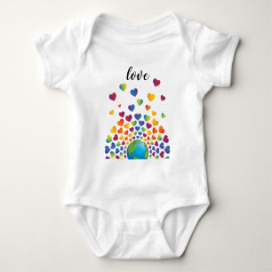 Elegantes minimalistfarbenes Regenbogen-Herz-Desig Baby Strampler