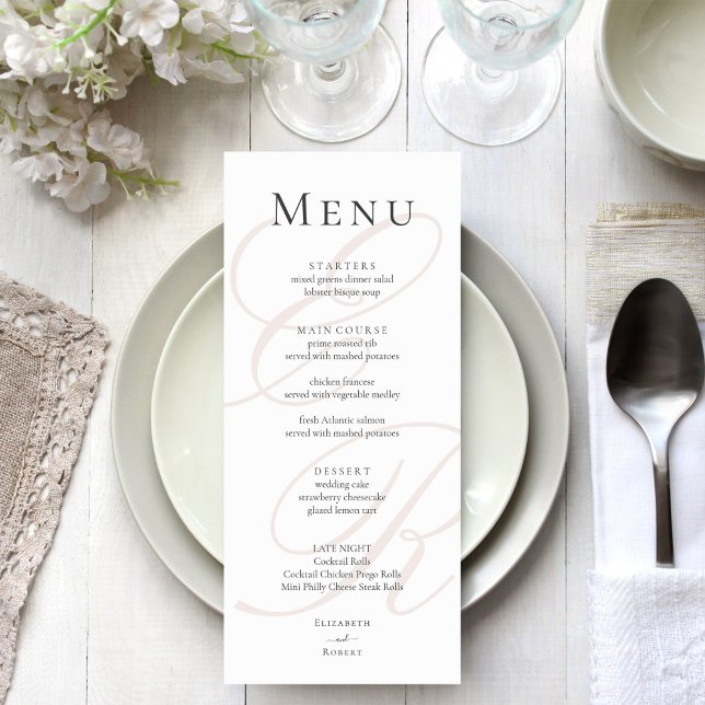 Elegantes Minimalistisches Beige Monogram Wedding  Menükarte (Elegant Minimalist Beige Monogram Wedding Menu on an elegant wedding table)