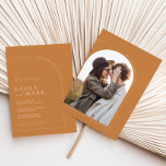 Elegantes Minimalistisches Brunt Orange Arch Foto  Einladung<br><div class="desc">Konzipiert für die "Arches Minimalistische" Einladungs-Kollektion für Hochzeiten. Klicken Sie zum Ändern der Details auf "Details". Um den Text zu verschieben oder die Größe, den Schriftart oder die Farbe zu ändern, klicken Sie auf "Bearbeiten mit dem Entwurfswerkzeug". Sehen Sie sich den Sammellink auf dieser Seite an, um alle passenden Elemente...</div>
