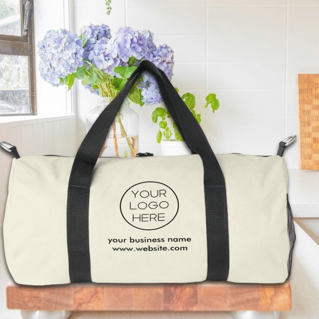 Elegantes Minimalistisches Firmenlogo | Beige Duffle Bag (Von Creator hochgeladen)