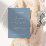 Elegantes Minimalistisches Hochzeitschick-Script D Einladung<br><div class="desc">Diese wunderschöne Hochzeitseinladung enthält einen vollständig bearbeitbaren Text und einen eleganten,  staubblauen Hintergrund.</div>