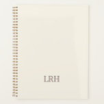 Elegantes Minimalistisches Monogram Ivory Spiral N Planer<br><div class="desc">Ihre Brautjungfrauen waren durch jedes Lachen, jede späte Nachtplanungsperiode an Ihrer Seite, und "tun wir das wirklich?" Moment. Dieses personalisierte Bräunungsgeschenk ist sowohl nachdenklich als auch praktisch - ein minimalistisches Monogramm-Notizbuch, das sie tatsächlich benutzen werden. Die elegante Elfenbeindecke mit den sauberen grauen Initialen verleiht ihr einen zeitlosen Stil, während die...</div>