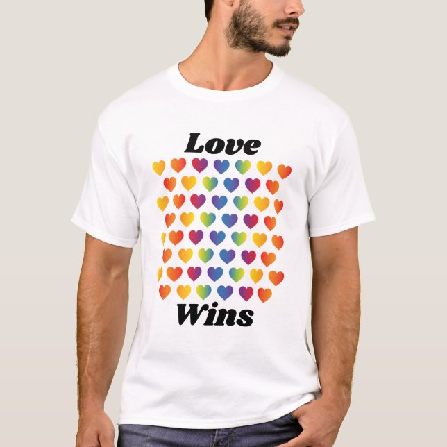 Elegantes Minimalistisches Rainbow Heart Design T-Shirt (Vorderseite)
