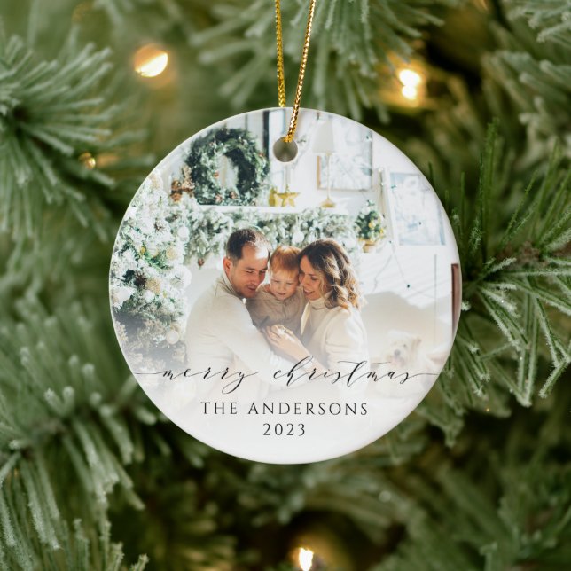 Elegantes Minimalistisches Script Frohe Weihnachte Keramik Ornament (Baum)