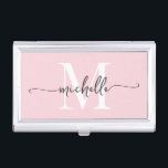 Elegantes Modern Blush Pink Monogram Name Script Visitenkarten Dose<br><div class="desc">Modernes Girly Elegant Blush Pink Monogram Initial Name Signature Script Custom Personalisiert Business Card Holder. Dieses Design mit einem Vornamen in einem hübschen handgeschriebenen Stil Swash Schwanz Schriftart Typografie (oder Kalligrafie) mit Monogramm initiale in Schwarz-Weiß auf rot rosa. Einfach zu anpassen. Große stilvolle feminine Hauswärmeschenke, auch zum Geburtstag, süße 16...</div>