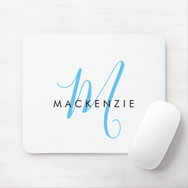 Elegantes Modern White Sky Blue Script Monogram Mousepad (Mit Mouse)